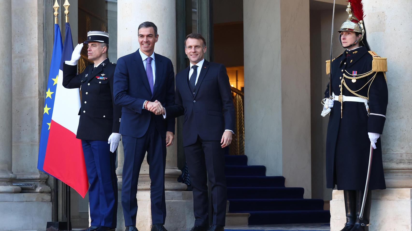 Pedro Sánchez saluda a Emmanuel Macron a su llegada a la reunión de la 'coalición de voluntarios' en París