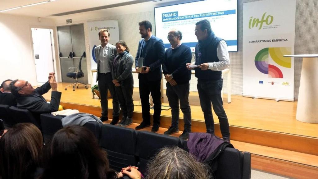 Entrega del premio del Info al equipo del Ayuntamiento de San Javier y al concejal Héctor Verdú.