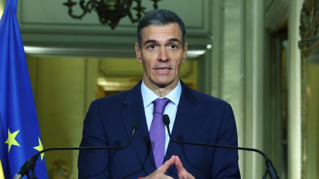 El presidente del Gobierno, Pedro Sánchez, durante su rueda de prensa de este martes en París