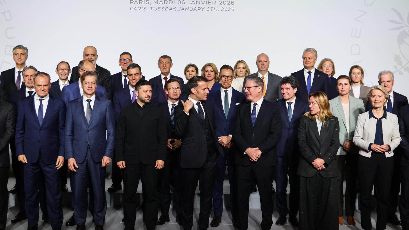 Emmanuel Macron junto a diferentes líderes europeos en la reunión de París.