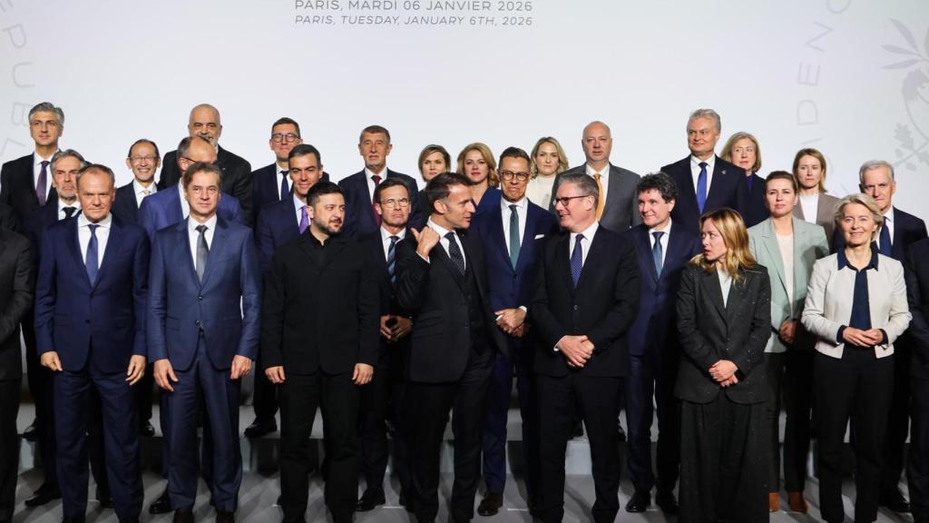 Emmanuel Macron junto a diferentes líderes europeos en la reunión de París.