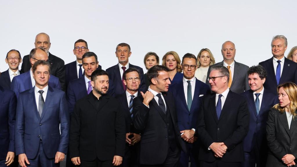 Emmanuel Macron junto a diferentes líderes europeos en la reunión de París.