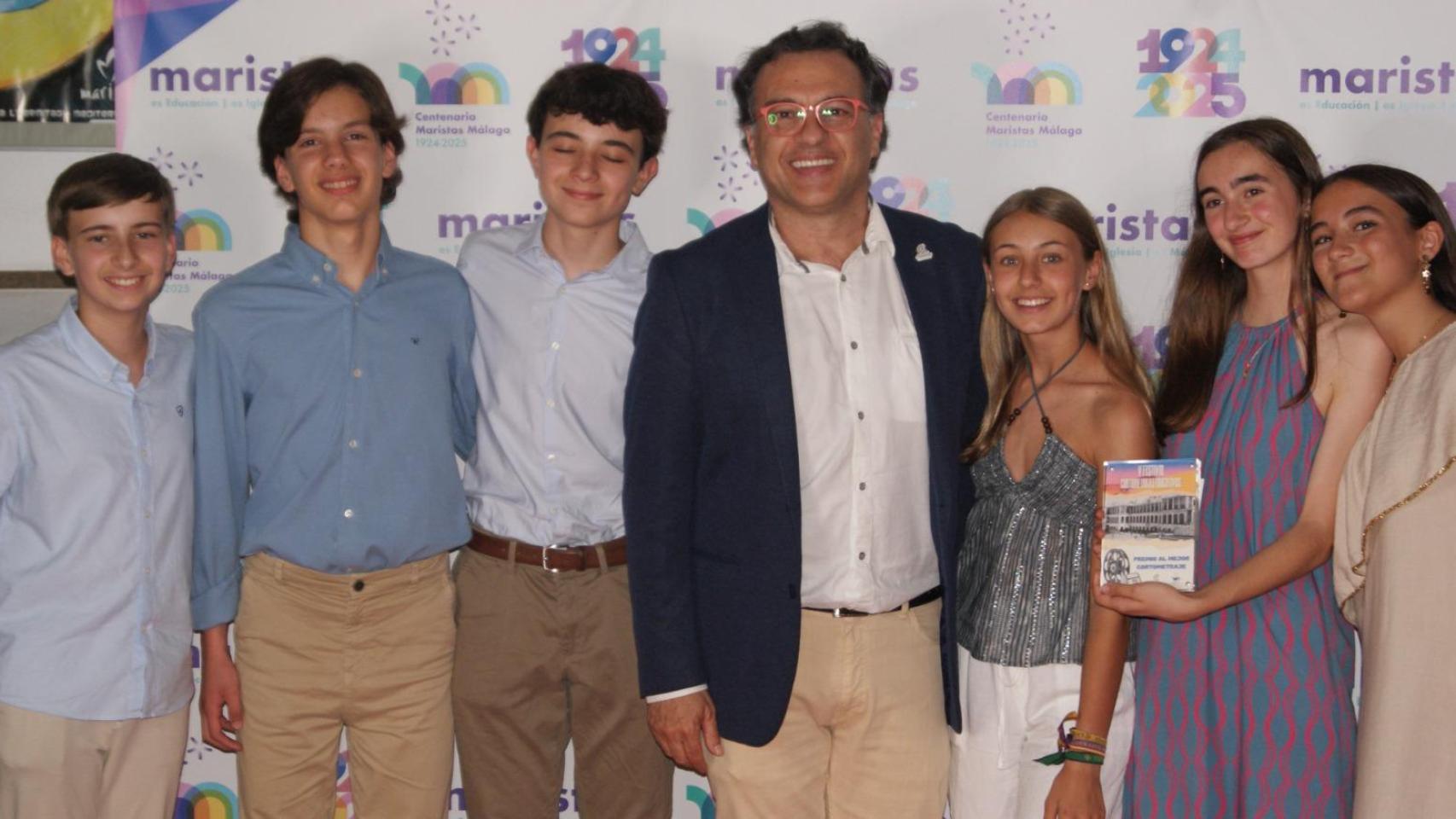 Miguel, junto a sus alumnos.