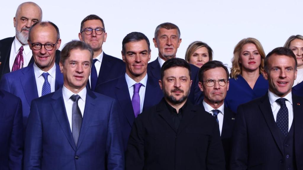 Los líderes de la 'Coalición de Voluntarios' y el presidente de Ucrania, Volodímir Zelenski, durante la reunión de este martes en París