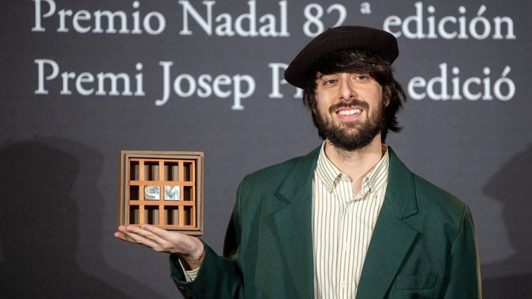 David Uclés posa con el Premio Nadal 2026. Foto: Lorena Sopena / Europa Press