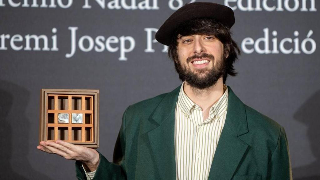 David Uclés posa con el Premio Nadal 2026. Foto: Lorena Sopena / Europa Press