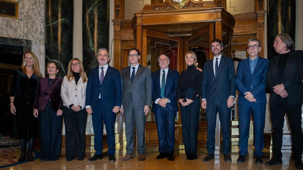 Fotografía de autoridades en la cena del Premio Nadal y el Premi Josep Pla. Foto: Lorena Sopena / Europa Press