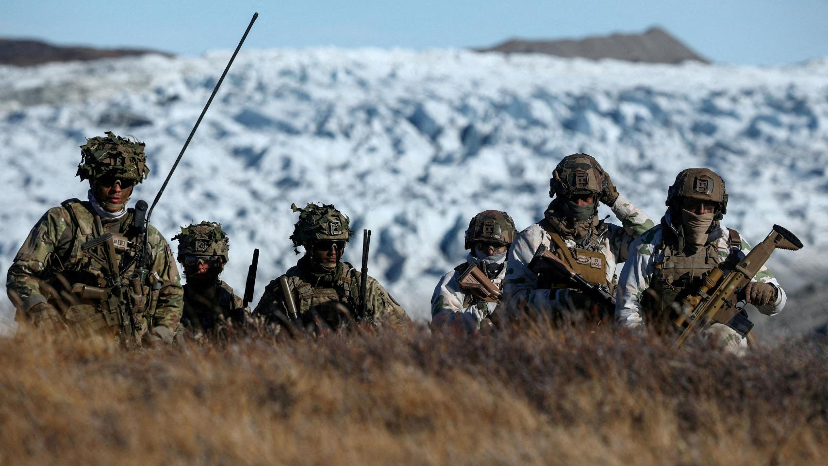 Las tropas danesas practican la búsqueda de amenazas potenciales durante un ejercicio militar en Kangerlussuaq, Groenlandia, el 17 de septiembre de 2025.