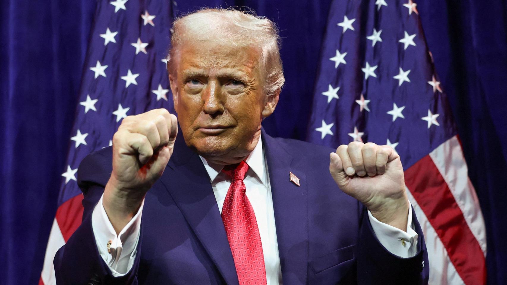 El presidente de Estados Unidos, Donald Trump, hace un gesto mientras se dirige a los republicanos de la Cámara de Representantes en Washington, DC, EE. UU., el 6 de enero de 2026.