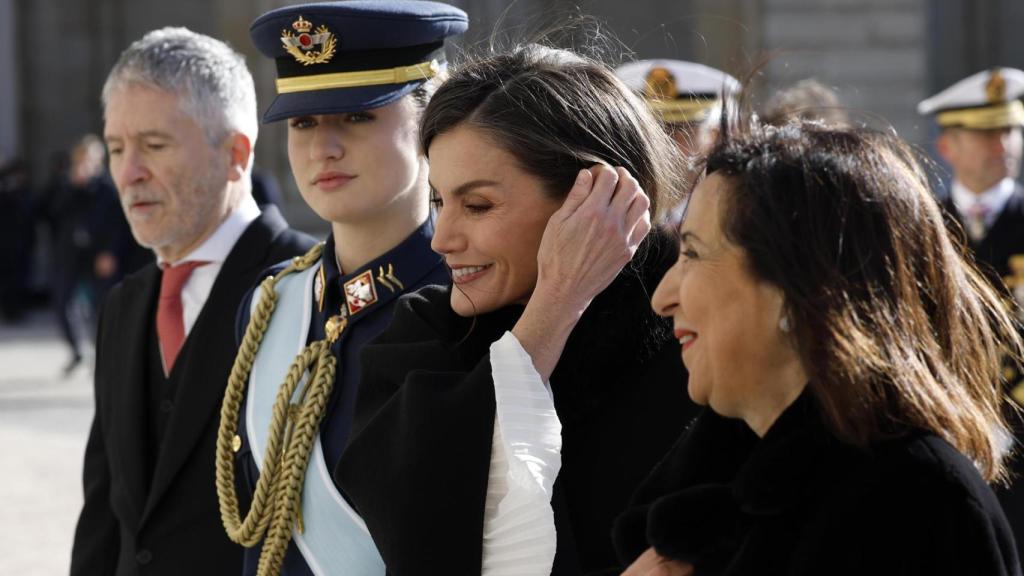 Leonor y la reina Letizia caminaron juntas, sonriendo e intercambiando palabras, hasta entrar en el Palacio Real.