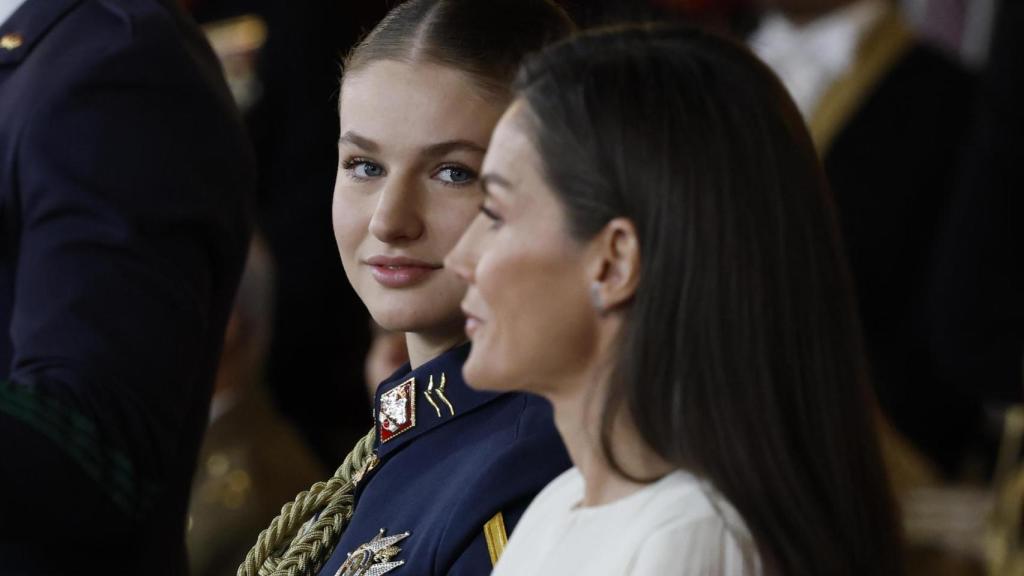 Leonor y Letizia durante los discursos en el Salón del Trono del Palacio Real.
