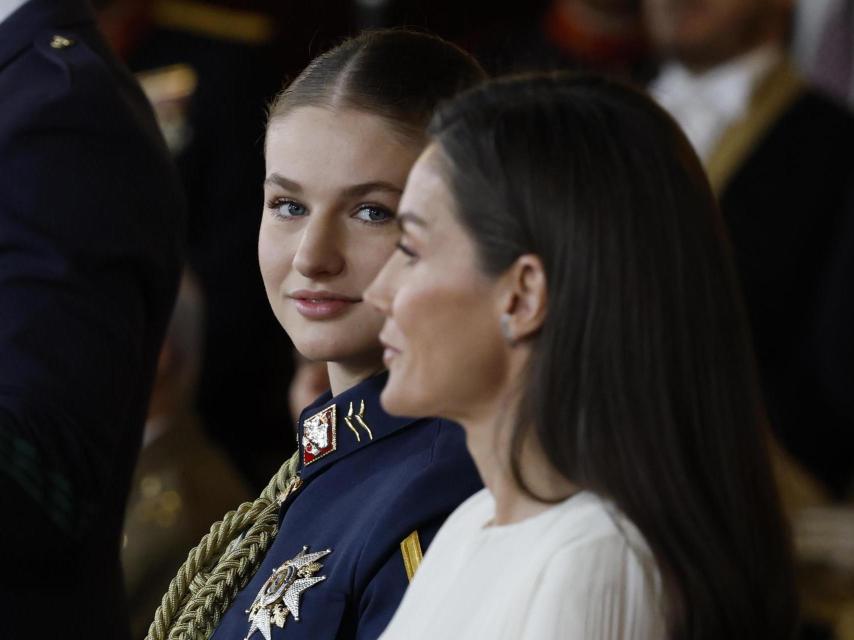 Leonor y Letizia durante los discursos en el Salón del Trono del Palacio Real.