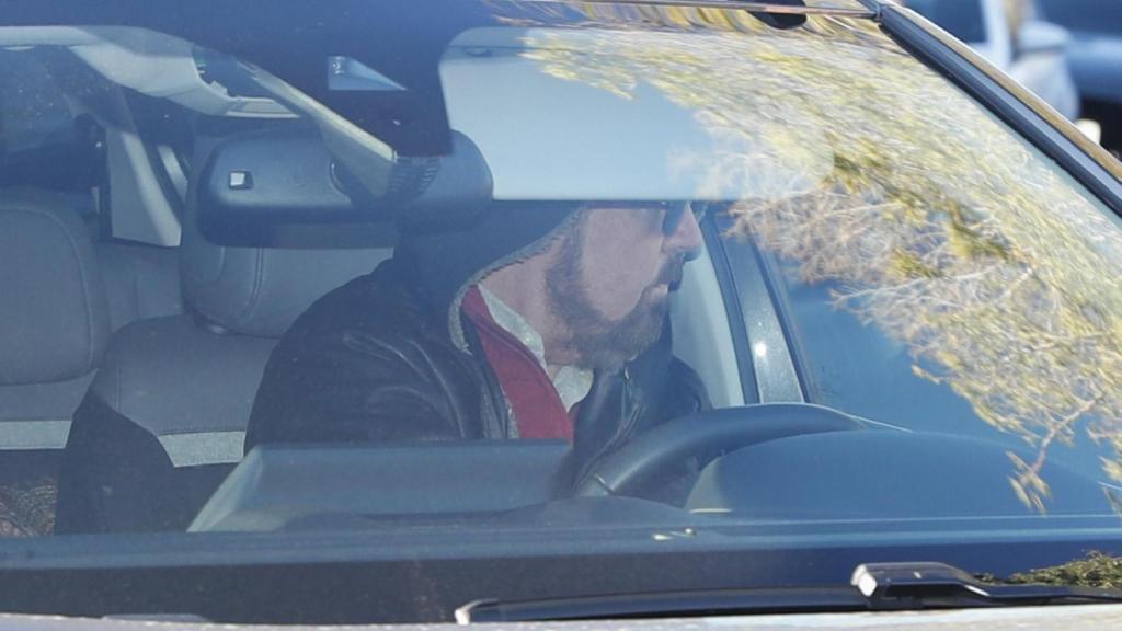 Jesús Ortiz, el anfitrión, conduciendo su coche.