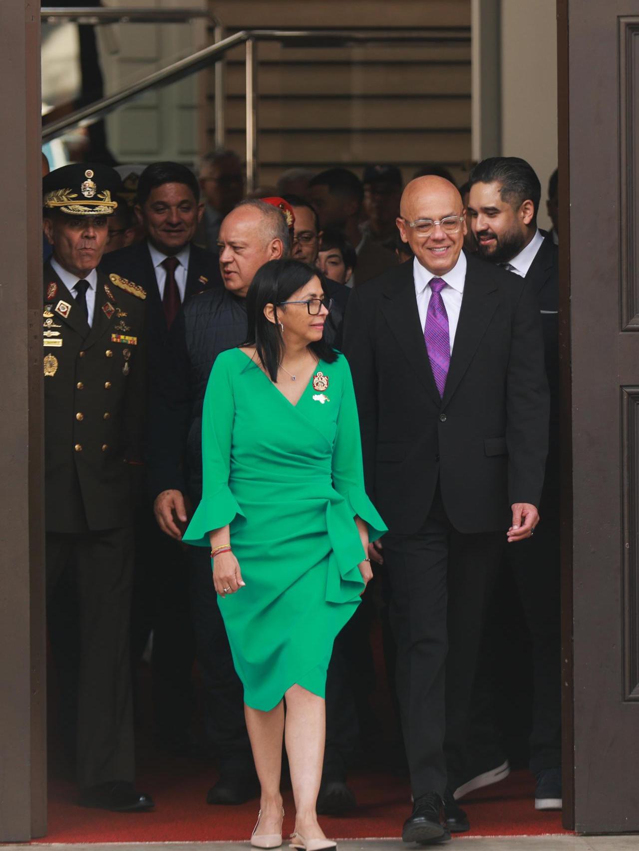 Delcy Rodríguez tras jurar como presidenta de Venezuela con un vestido hecho en Italia.