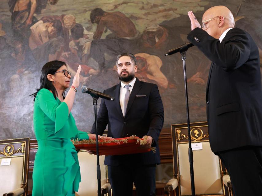 Delcy Rodríguez juramentándose como presidenta de Venezuela.