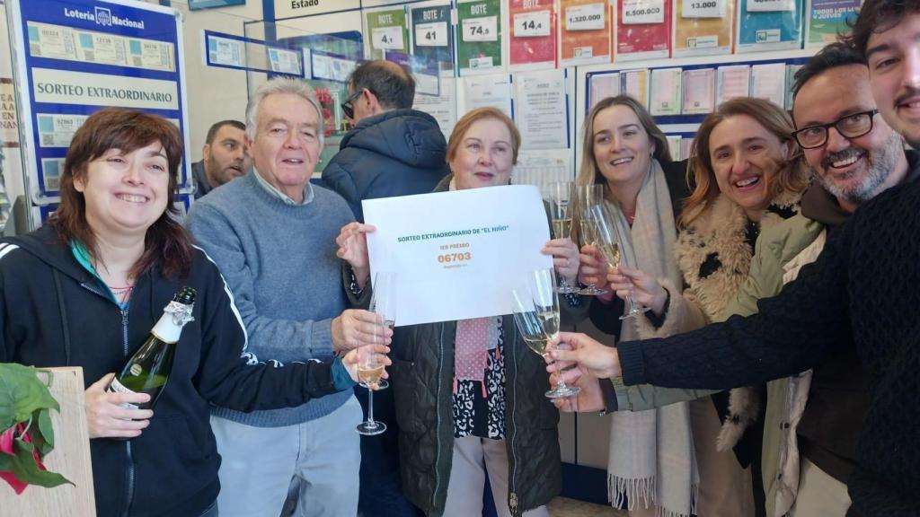 El Estanco de Bonanza festejando el Gordo de El Niño.