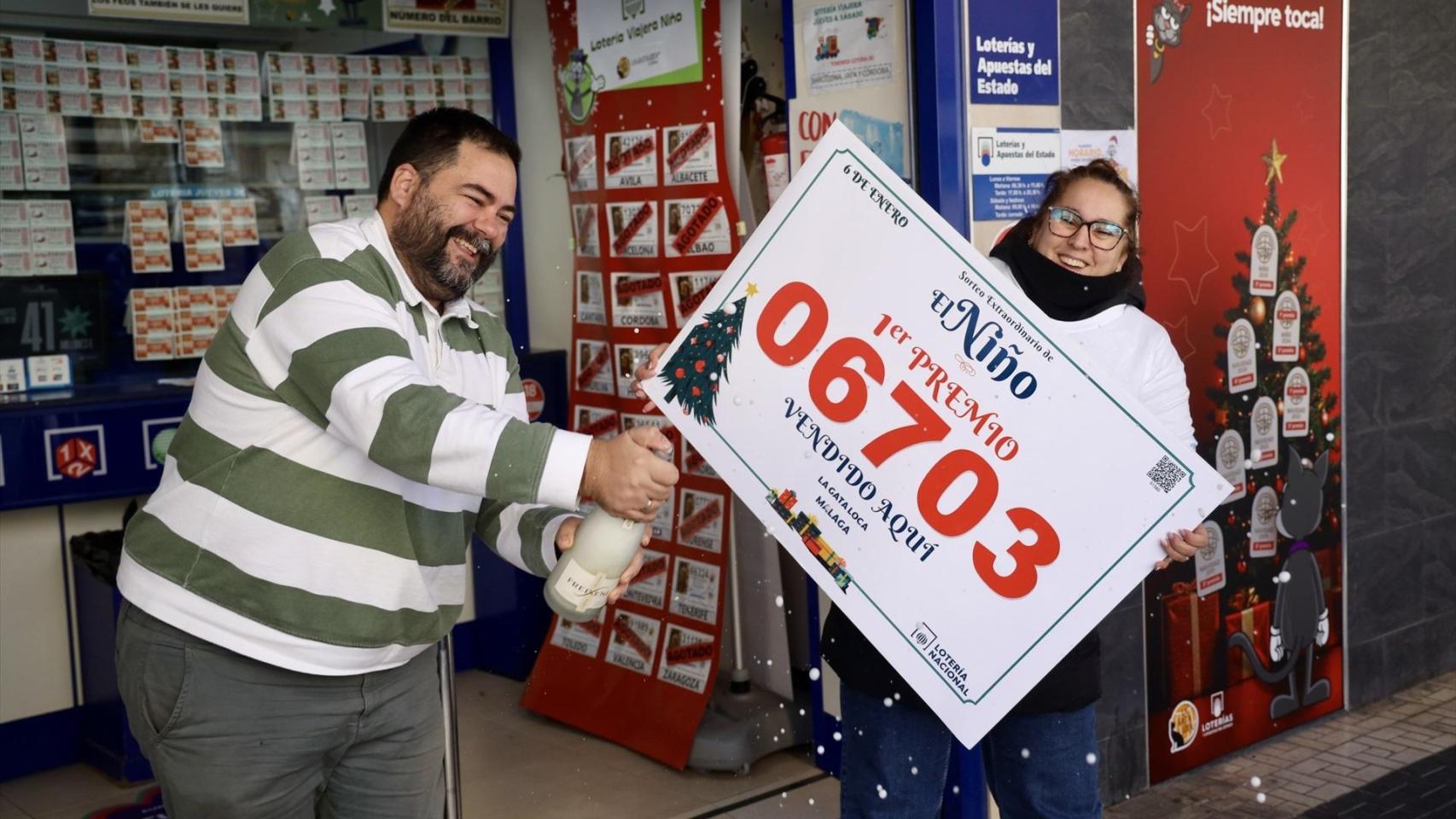 Imagen de una administración de Lotería en Málaga donde se ha vendido el primer premio del Sorteo de 'El Niño'.