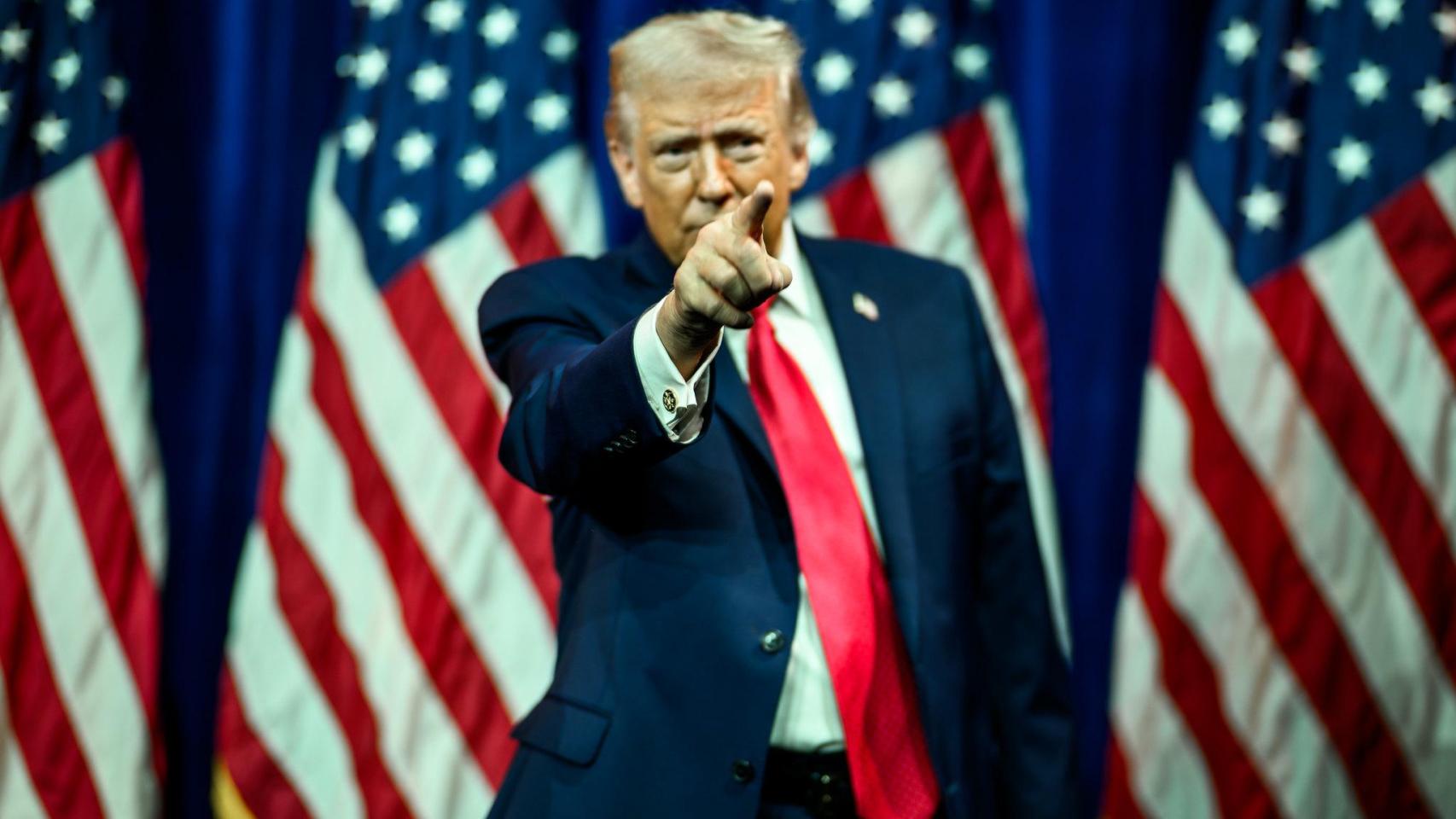 El presidente Donald Trump hace un gesto a la multitud tras pronunciar un discurso este martes en el Centro Donald J. Trump-John F. Kennedy.