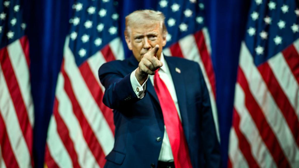 El presidente Donald Trump hace un gesto a la multitud tras pronunciar un discurso este martes en el Centro Donald J. Trump-John F. Kennedy.