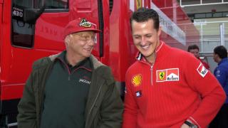 Niki Lauda y Michael Schumacher, en el paddock de la F1 en 2001