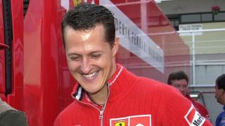 Niki Lauda y Michael Schumacher, en el paddock de F1 en 2001