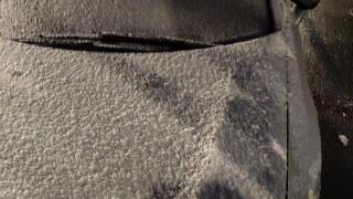 Coche helado a primera hora de la mañana