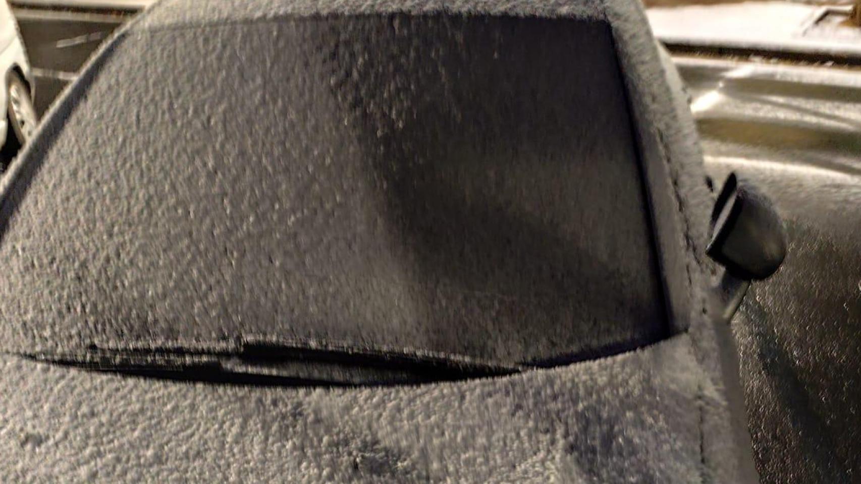 Coche helado a primera hora de la mañana