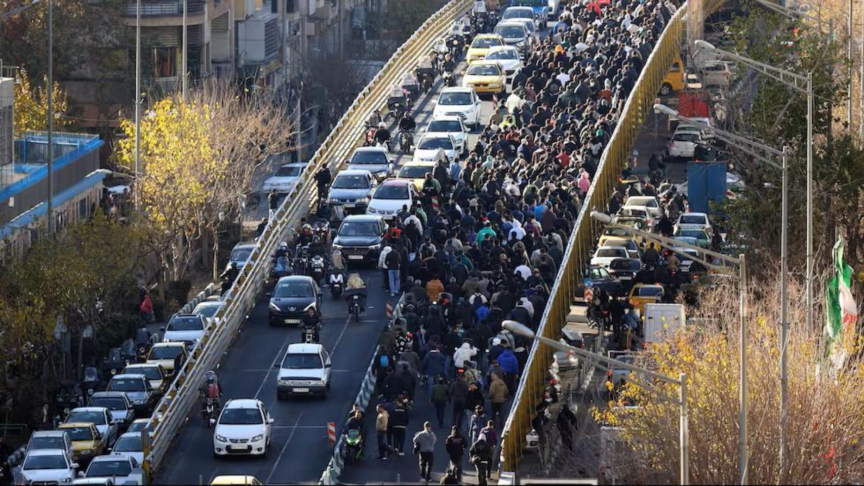Comerciantes iraníes protestan contra la situación económica en Teherán.