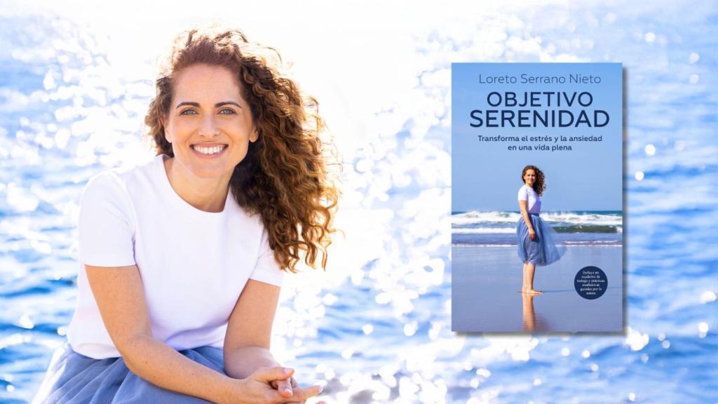 Loreto serrano Nieto posando junto con su libro 'Objetivo serenidad'.