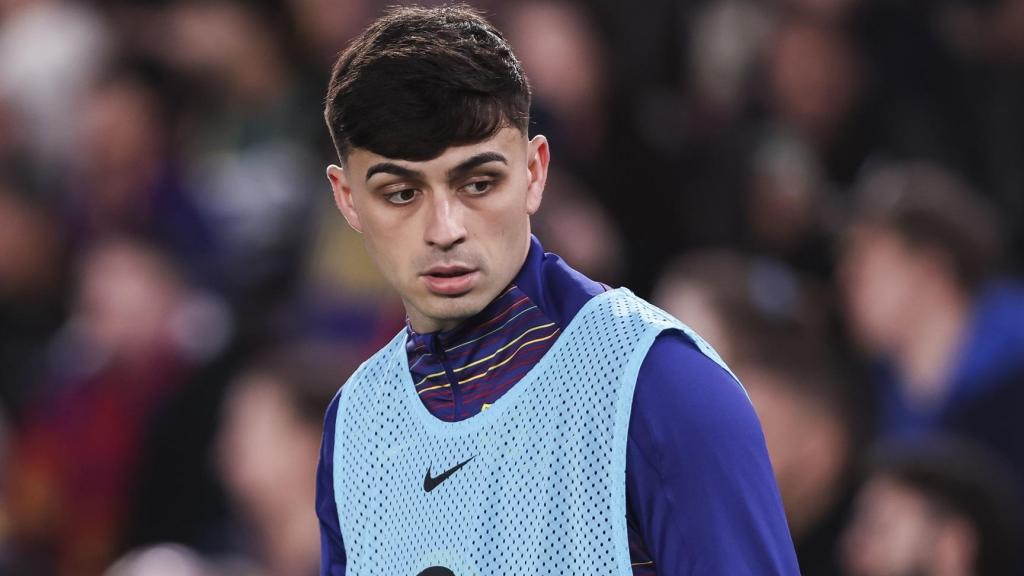 Pedri González, calentando con el FC Barcelona