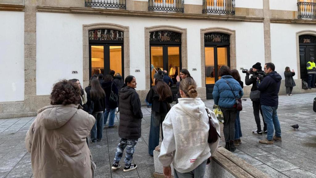 Colas en el primer día de rebajas de invierno de Zara