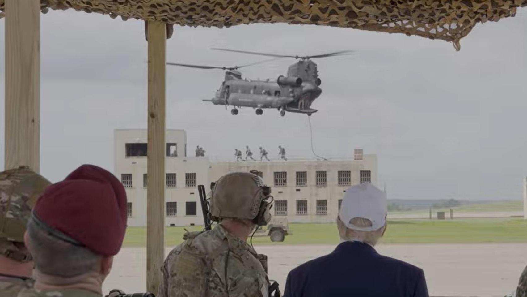 Donald Trump, con una gorra blanca, supervisando el entrenamiento de las fuerzas especiales de EEUU.