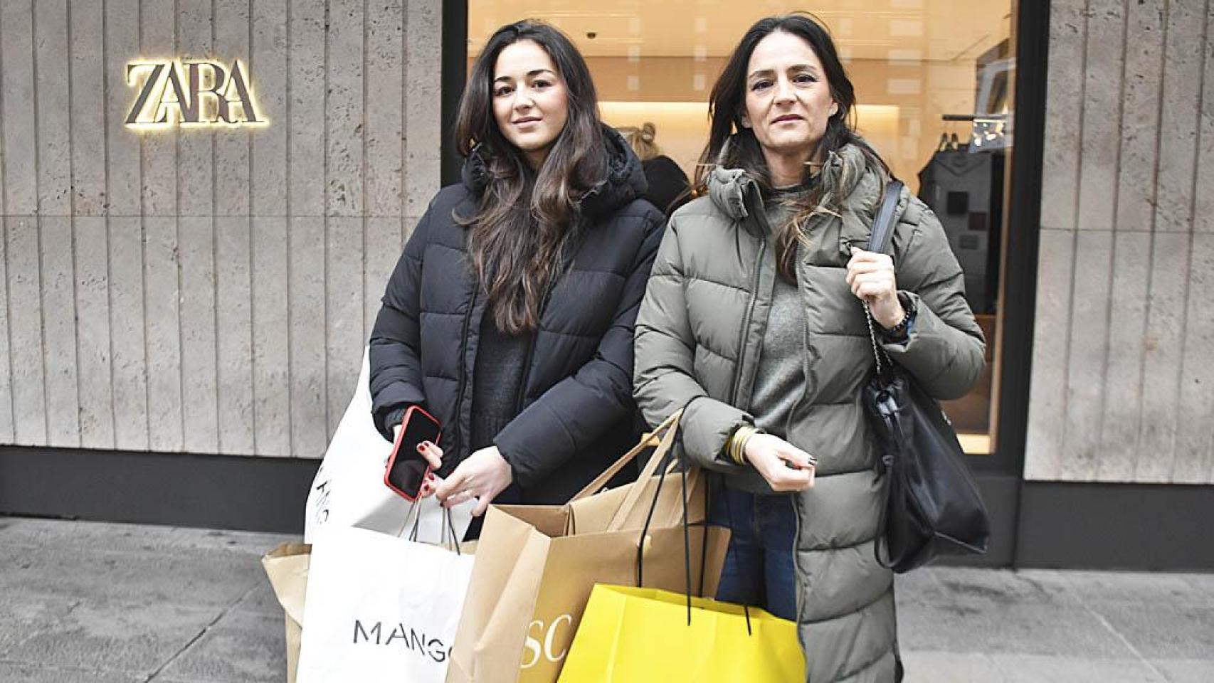 Ana (derecha) y Blanca (izquierda) de rebajas en Valladolid.