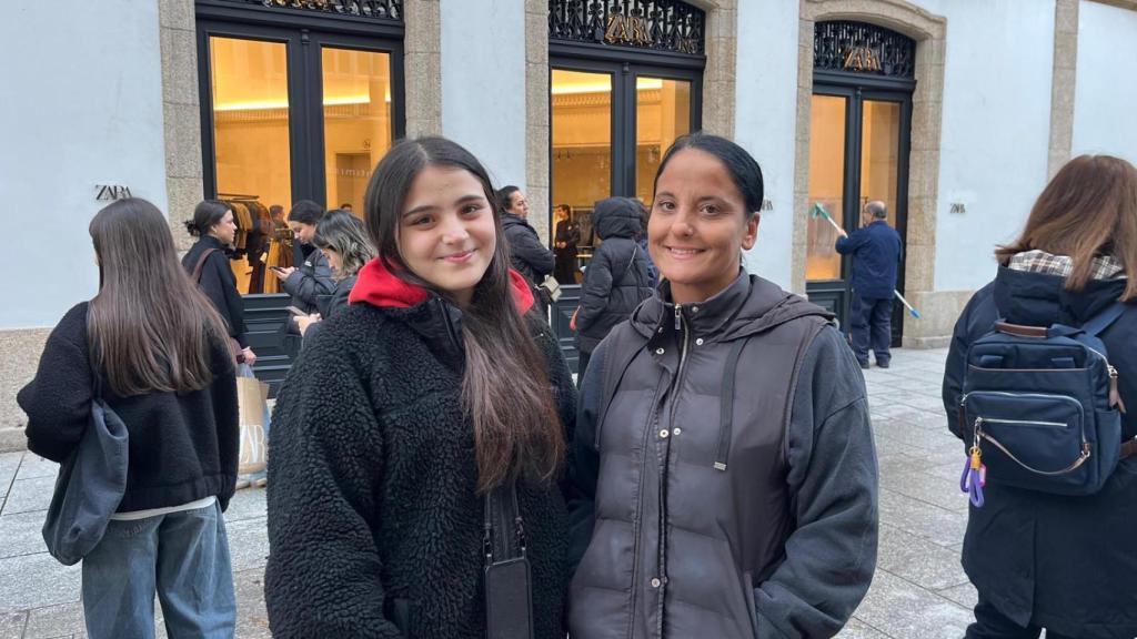 Madre e hija a las puertas de Zara en el primer día de rebajas