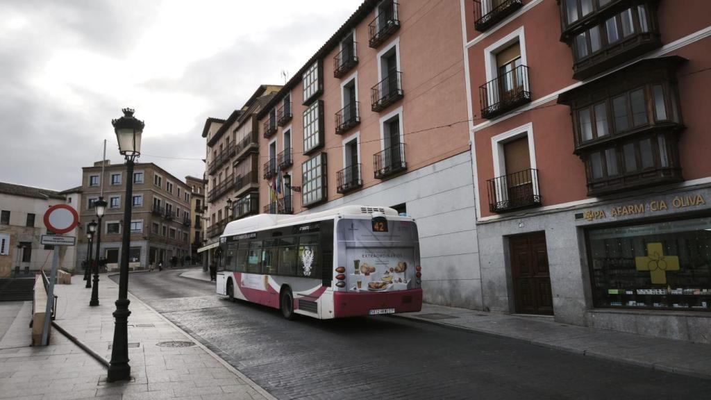 Un autobús circula por el lugar afectado.