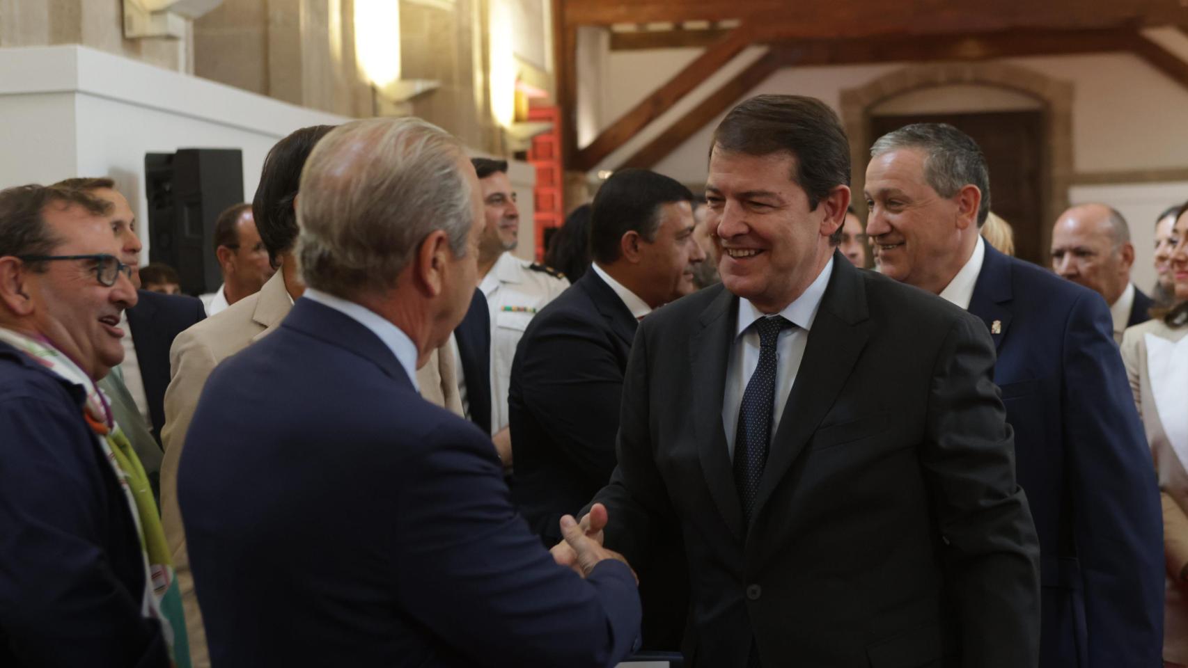 Mañueco junta al presidente de la Diputación de Zamora, Javier Faúndez.