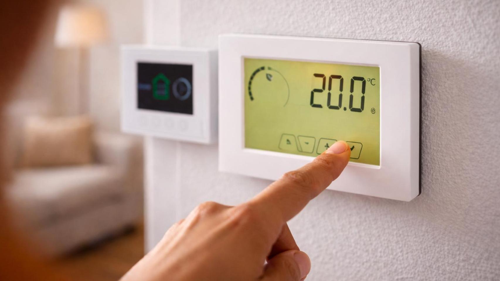 Una persona encendiendo un termostato.