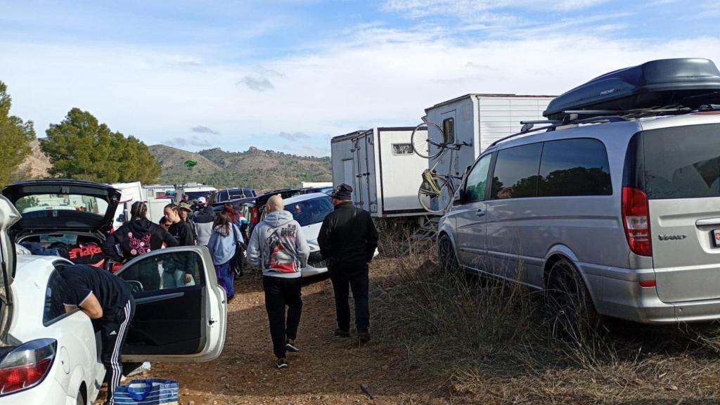 Varias personas en una rave, en el entorno del embalse de El Cenajo, a 1 de enero de 2026, en Albacete.