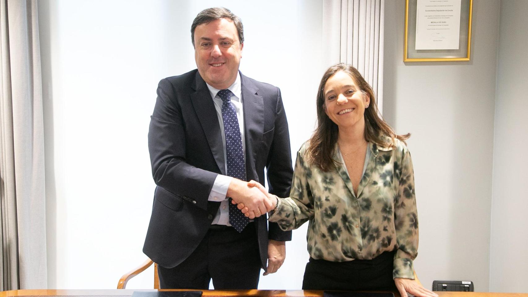Valentín González Formoso e Inés Rey, tras firmar el convenio de gestión conjunta del teatro Colón de A Coruña.
