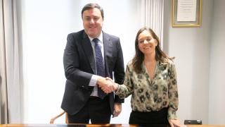 Valentín González Formoso e Inés Rey, tras firmar el convenio de gestión conjunta del teatro Colón de A Coruña.