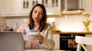Una mujer revisando sus ahorros.