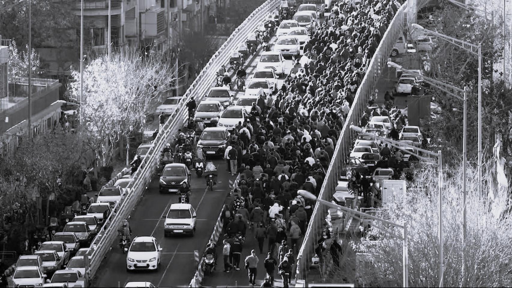 Comerciantes iraníes protestan contra la situación económica en Teherán.