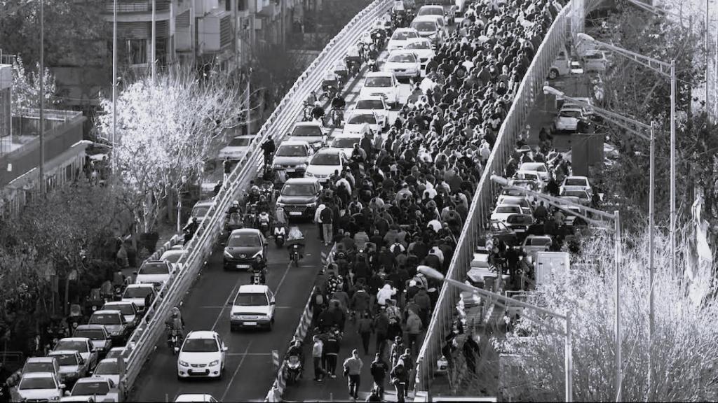 Comerciantes iraníes protestan contra la situación económica en Teherán.
