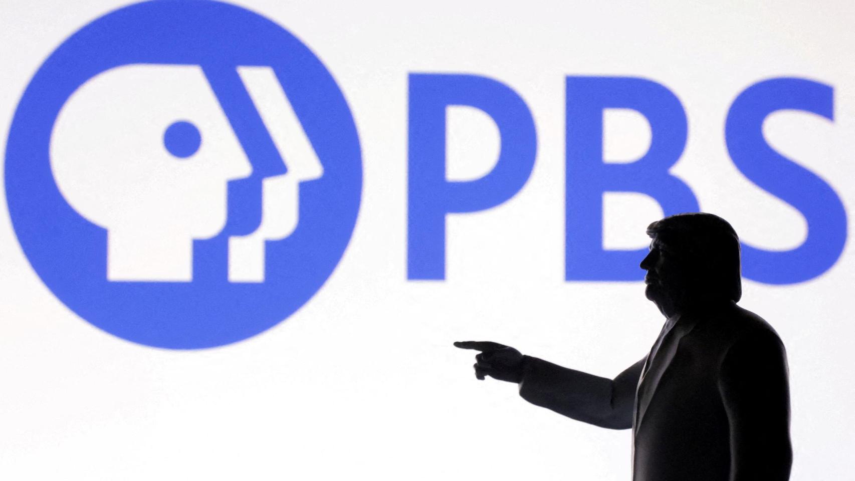 Figura del presidente de EEUU, Donald Trump, con el logo de la PBS detrás.