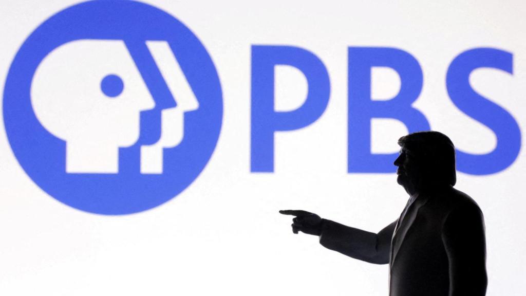 Figura del presidente de EEUU, Donald Trump, con el logo de la PBS detrás.