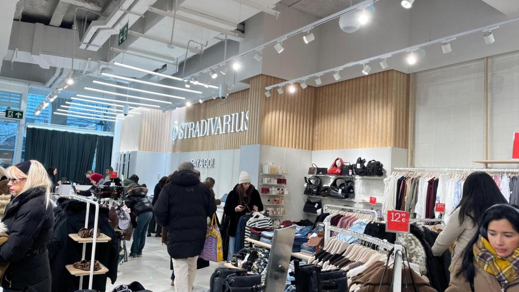 Personas en las rebajas de Navidad en la tienda Stradivarius.