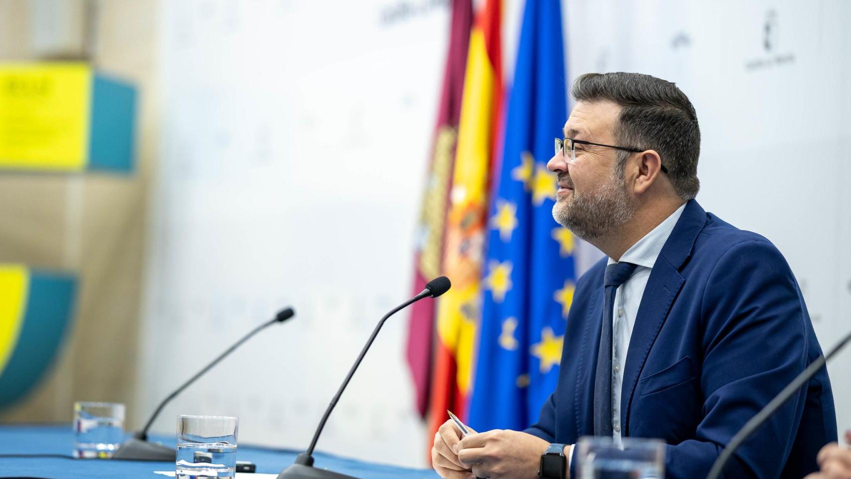 El consejero de Educación, Cultura y Deportes, Amador Pastor, durante la presentación de la temporada 'Primavera 2026' y 'Circuito 2026' de la Red de Artes Escénicas y Musicales de Castilla-La Mancha, en la Consejería.