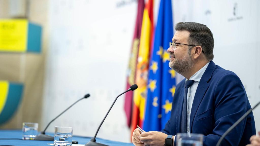 El consejero de Educación, Cultura y Deportes, Amador Pastor, durante la presentación de la temporada 'Primavera 2026' y 'Circuito 2026' de la Red de Artes Escénicas y Musicales de Castilla-La Mancha, en la Consejería.