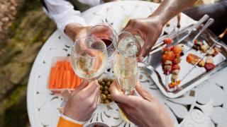 Más burbujas, menos reglas y cero postureo: así van a ser tus brindis en 2026