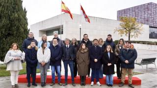 El secretario general del PSOECyL, Carlos Martínez, juntos a los candidatos socialistas en cada provincia a las elecciones autonómicas de marzo, este miércoles ante las Cortes